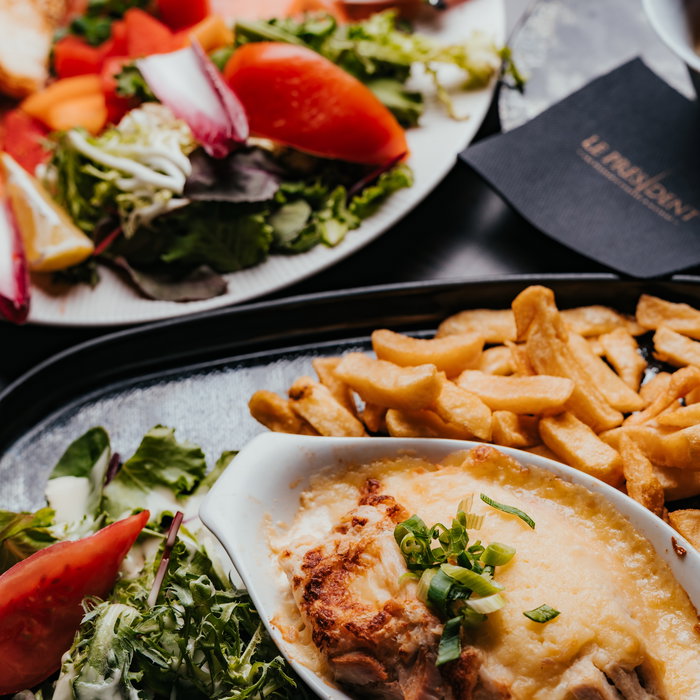 La Volaille Gratinée du Nord 🧀 Une escalope de poulet gratinée à la crème de Maroilles, accompagnée de frites…